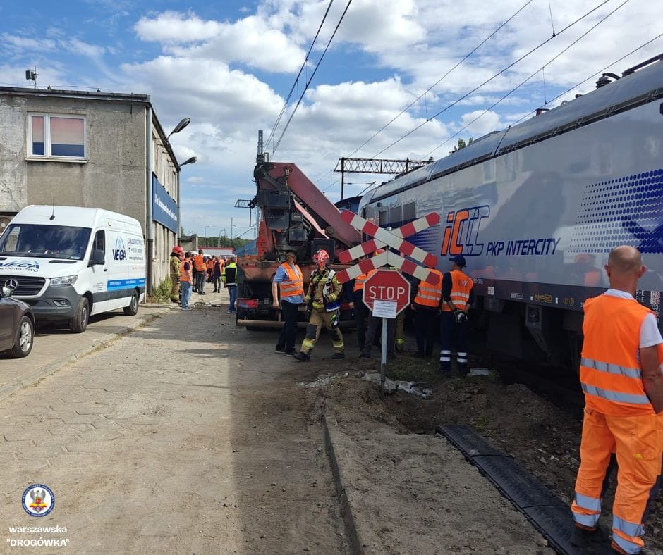 Kolejne zderzenie ciężarówki z pociągiem. Kierowca auta zignorował znak STOP [Galeria zdjęć] Zdjęcie główne wpisu