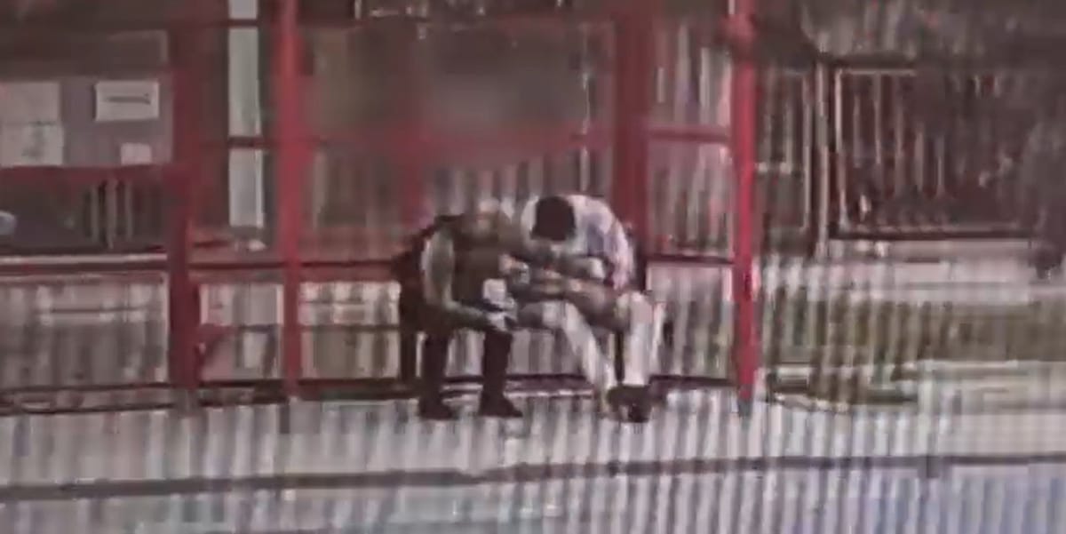 Okradł śpiącego mężczyznę na przystanku. Złodzieja zdradziło nagranie z monitoringu Zdjęcie główne wpisu