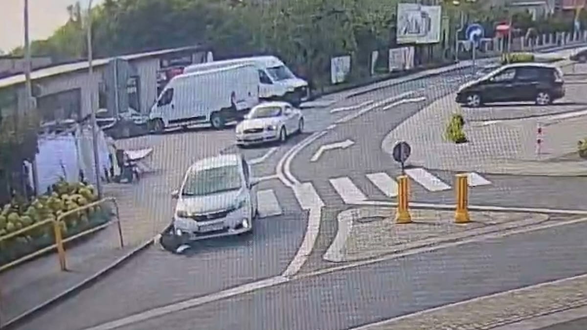 Kobieta potrącona na pasach w Strzelnie. 77-letnia kierująca przejechała jeszcze kawałek z pieszą pod autem Zdjęcie główne wpisu