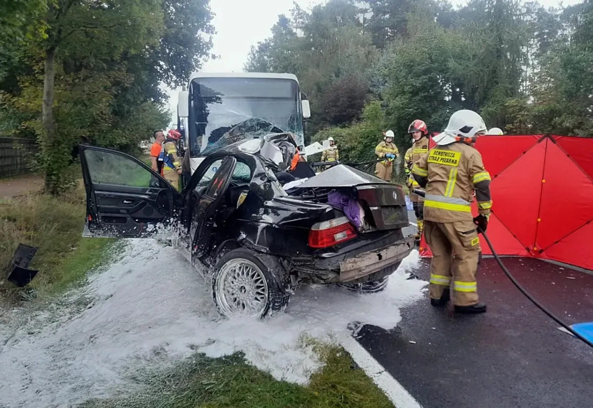 Tragiczny wypadek w Wielkopolsce. Zderzenie BMW z autobusem, trzy ofiary w wieku od 19 do 20 lat Zdjęcie wpisu