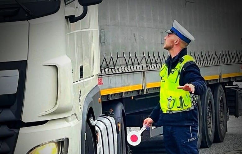 Miał zatrzymane prawko za alkohol, a i tak wsiadł za kółko ciężarówki. Na odzyskanie "nie było go stać" Zdjęcie wpisu