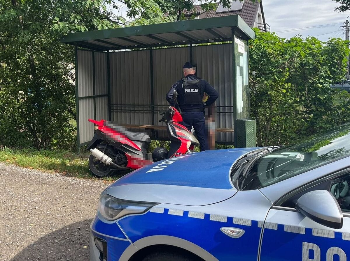 Przyjechał motorowerem na przystanek i zaczął układać się do snu. Alkomat pokazał blisko 2,5 promila Zdjęcie wpisu