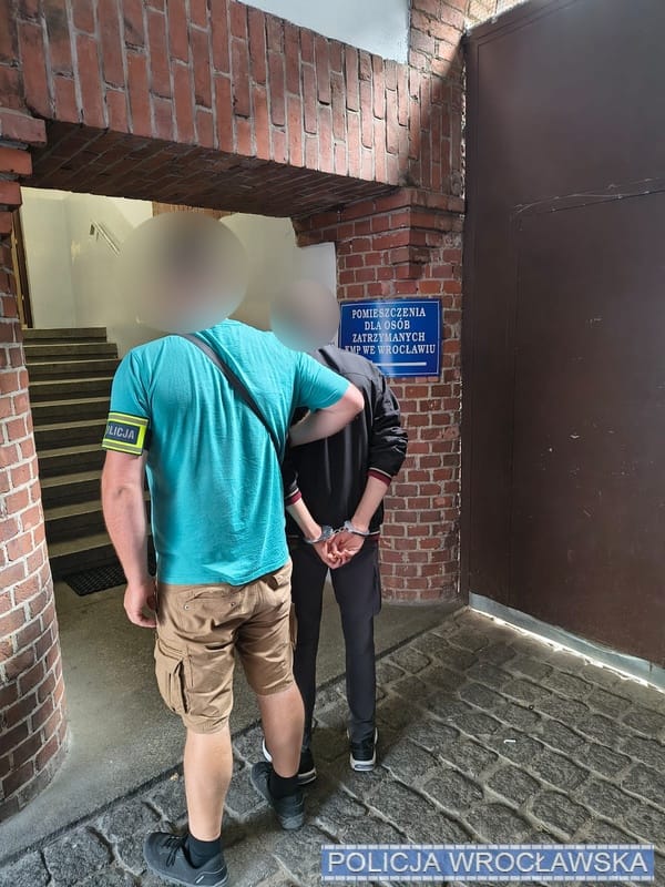 Szedł do służby i zatrzymał oszusta. 27-latek wypłacał z bankomatu pieniądze na zlecenie innych Zdjęcie wpisu