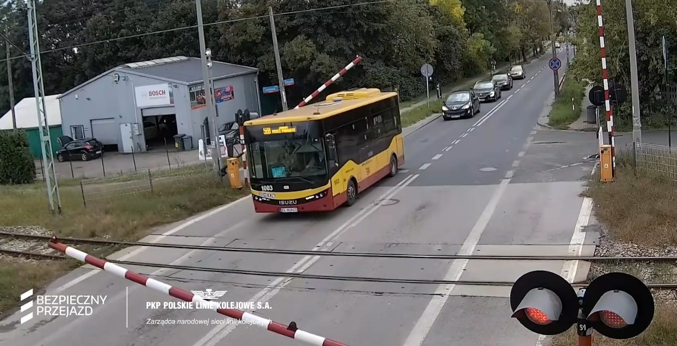 Za wjazd na czerwonym na przejazd kolejowy stracisz prawo jazdy. Rząd przyjął projekt ustawy Zdjęcie wpisu