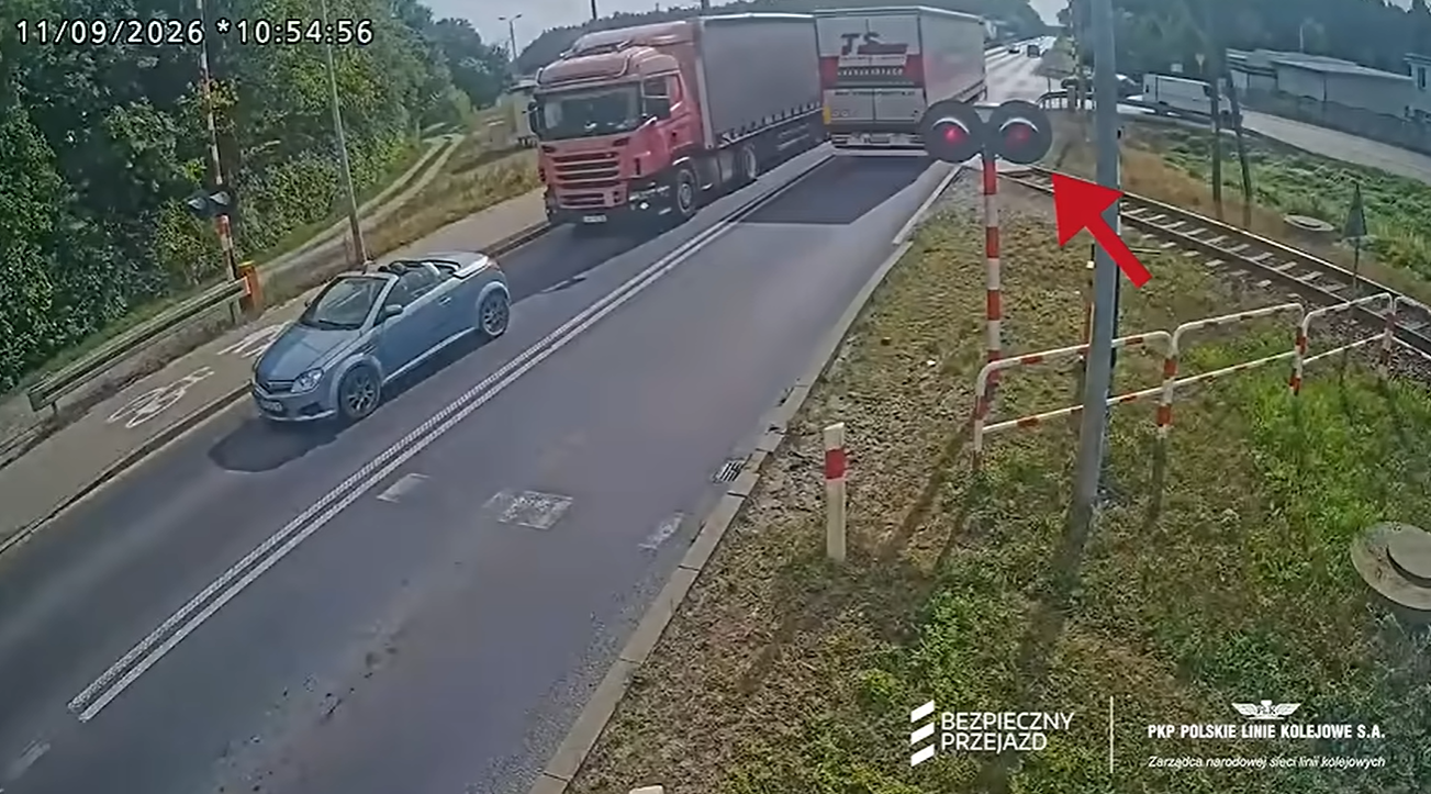 To już plaga. Kierowca TIR-a wjechał na przejazd mimo korka. PKP opublikowało nagranie Zdjęcie wpisu