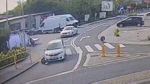 Kobieta potrącona na pasach w Strzelnie. 77-letnia kierująca przejechała jeszcze kawałek z pieszą pod autem