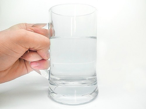 Woda mineralna na nieświeży oddech