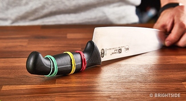 Aby zapobiec ślizganiu noża, zamontuj na rączce kilka gumek recepturek.