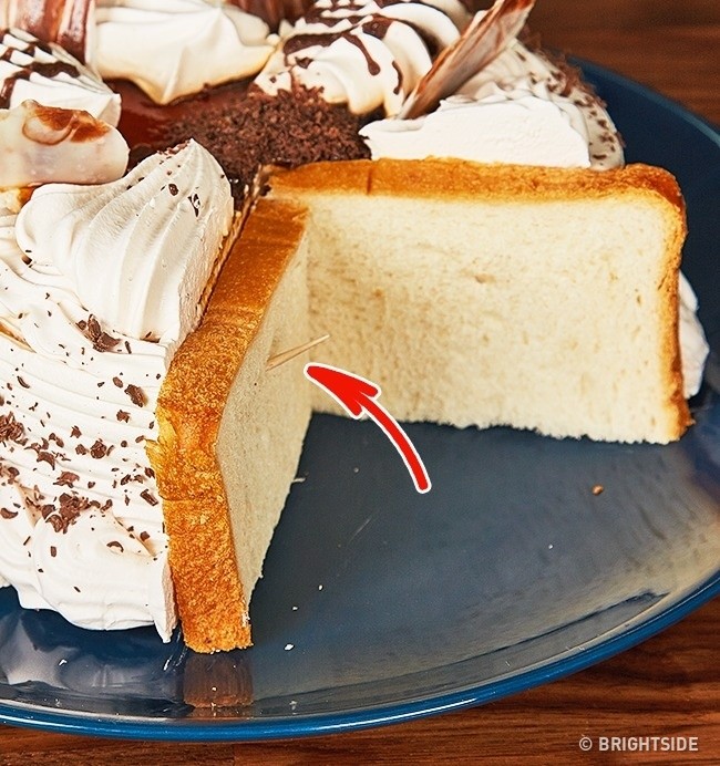 Kawałek ciasta nie sczerstwieje, jeśli do jego brzegów przyczepisz wykałaczkami po kromce chleba.