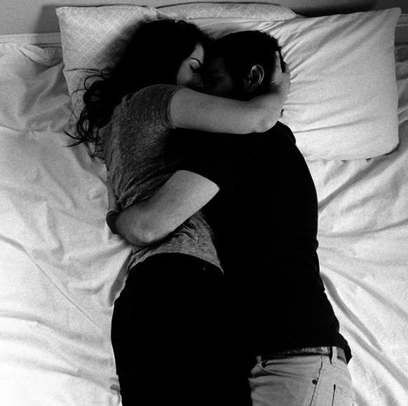 1 Kobieta jak i jej partner mogą czuć się wtedy ograniczeni, gdyż przytulanie się to jedna z nielicznych rzeczy, jaką mogą robić w wspólnie.