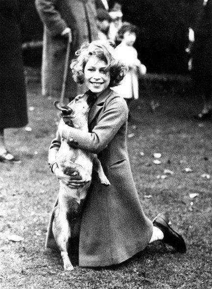 10-letnia królowa Elżbieta II z psem w 1936 roku