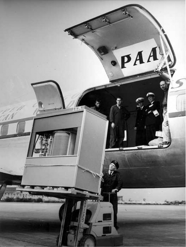 13. Ładowanie pierwszego na świecie dysku twardego o pojemności 5 megabajtów na pokład samolotu, 1965.