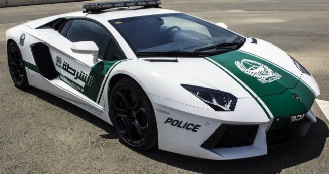 Auta na wyposażeniu policji to Bentley, Ferrari, Lamborghini.