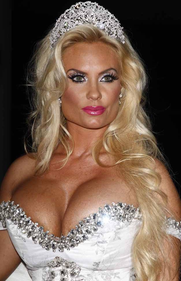 8 Coco Austin zupełnie nie przejmowała się, że jej biust dosłownie wychodzi z sukni 