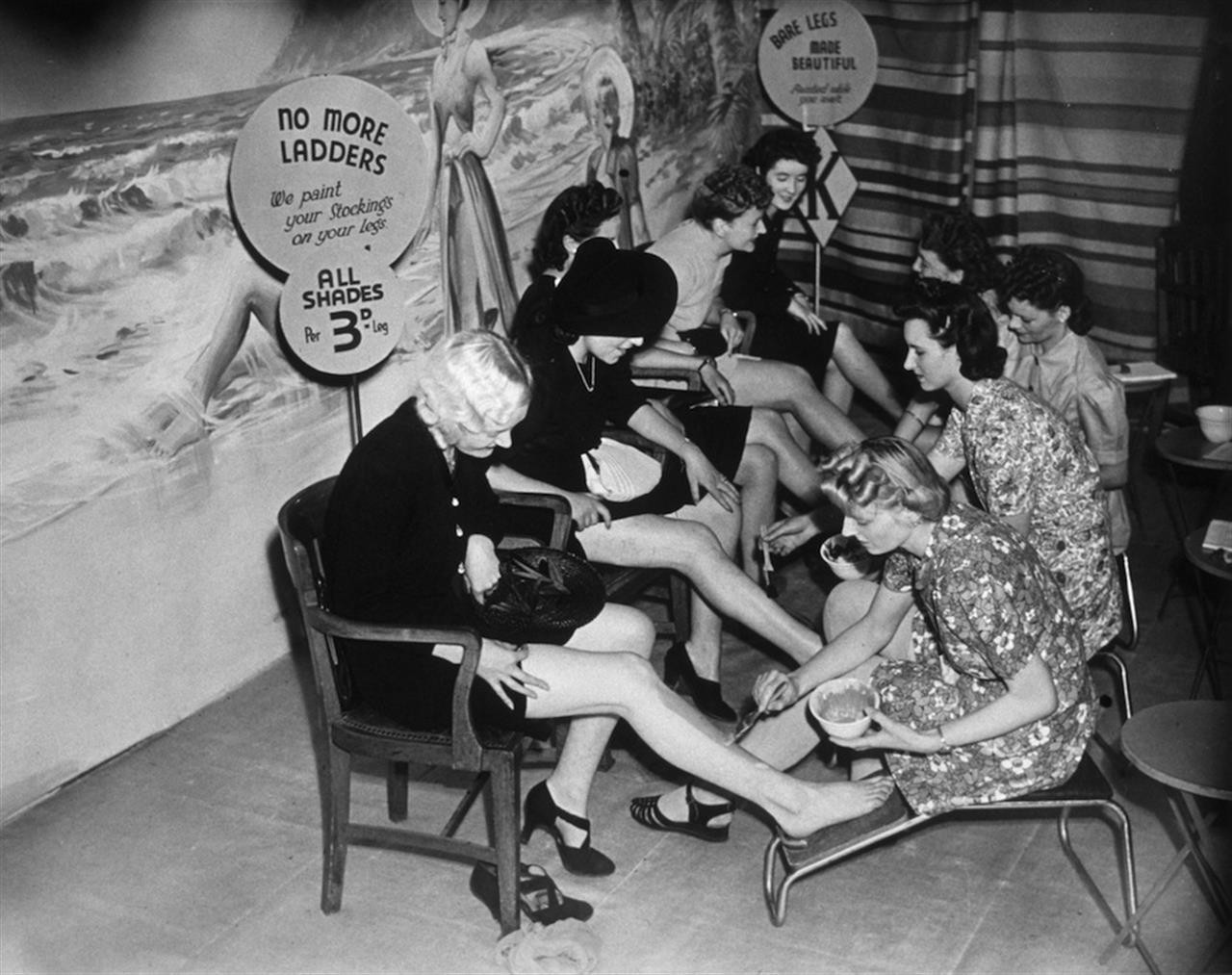 5. Klientkom sklepu w Londynie maluje się nogi, aby mogły one zaoszczędzić kupony, które w przeciwnym wypadku musiałyby zostać przeznaczone na rajstopy, 1941