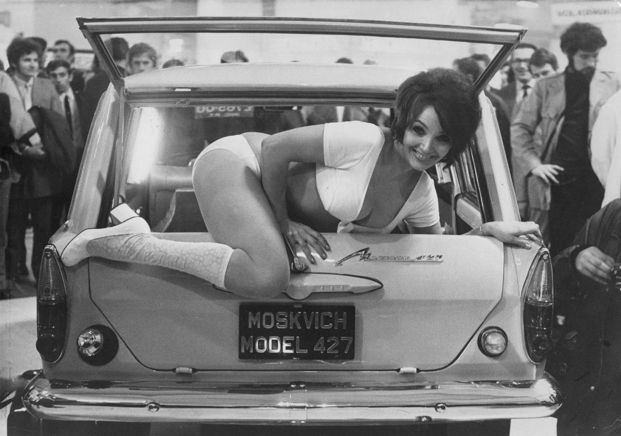 8. Julie Desmond, 24-letnia modelka wychodzi z bagażnika rosyjskiego Moskowicza 427, podczas pokazu samochodowego, 1971