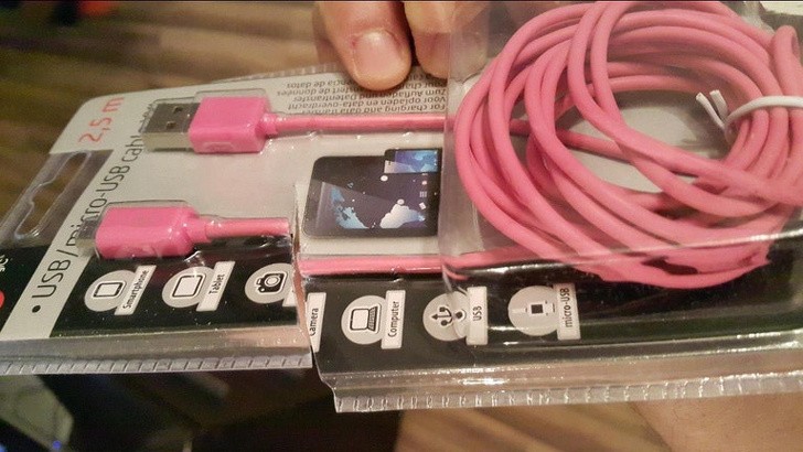 Żona otwierała nowy kabel