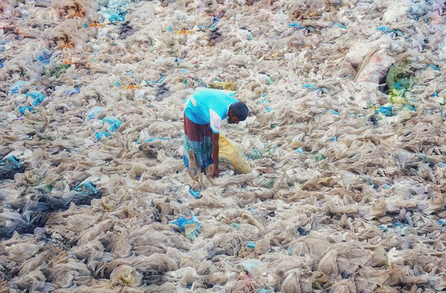 To nie wielki przemysł! Odpady generowane przez gospodarstwa domowe to około połowa globalnego zużycia plastiku. Większość z nich nie jest w żaden sposób recyclingowana.