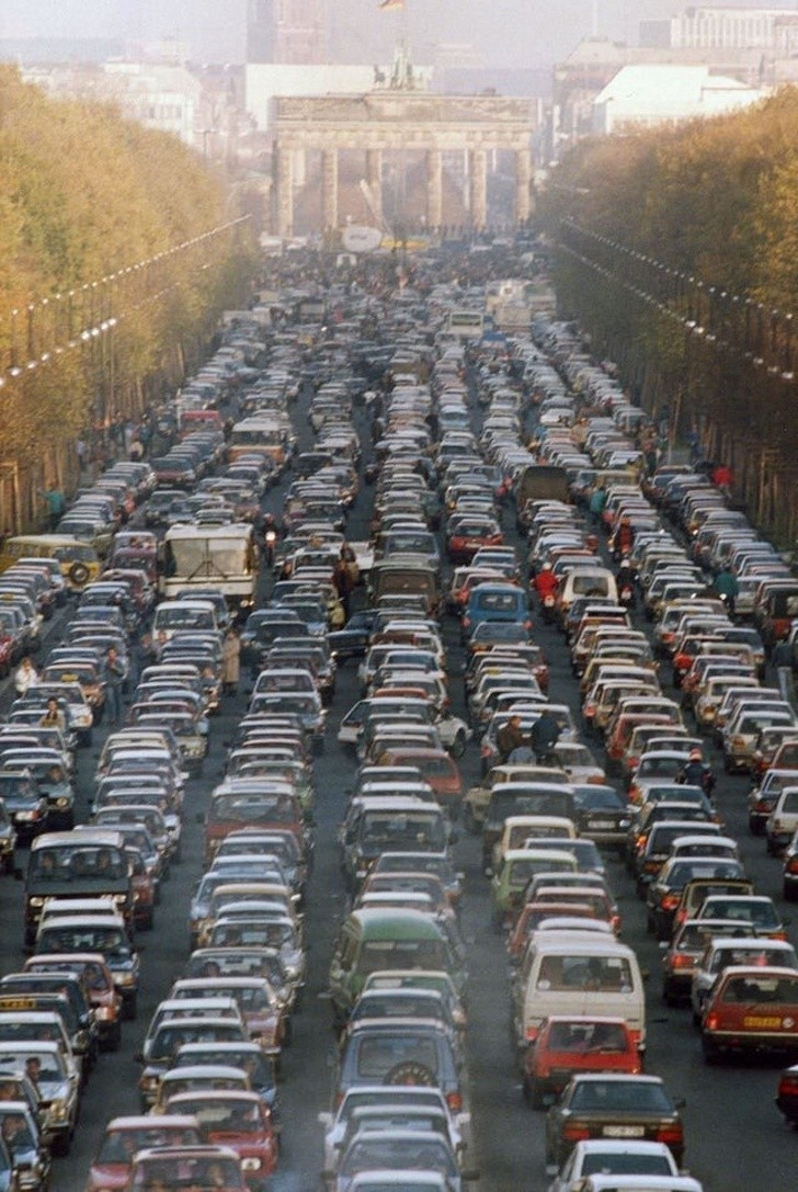Korek w Berlinie kiedy Niemcy Wschodnie mogły wjechać do Berlina Zachodniego po upadku muru berlińskiego, 1989 rok