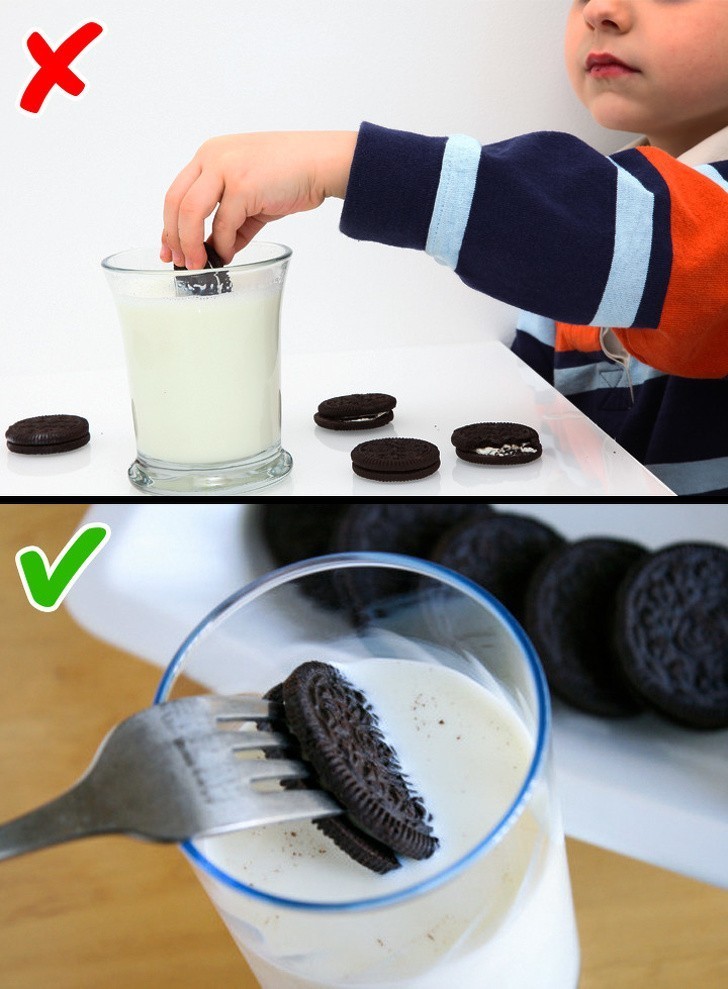 1. Maczanie Oreo w mleku trzymając je w palcach