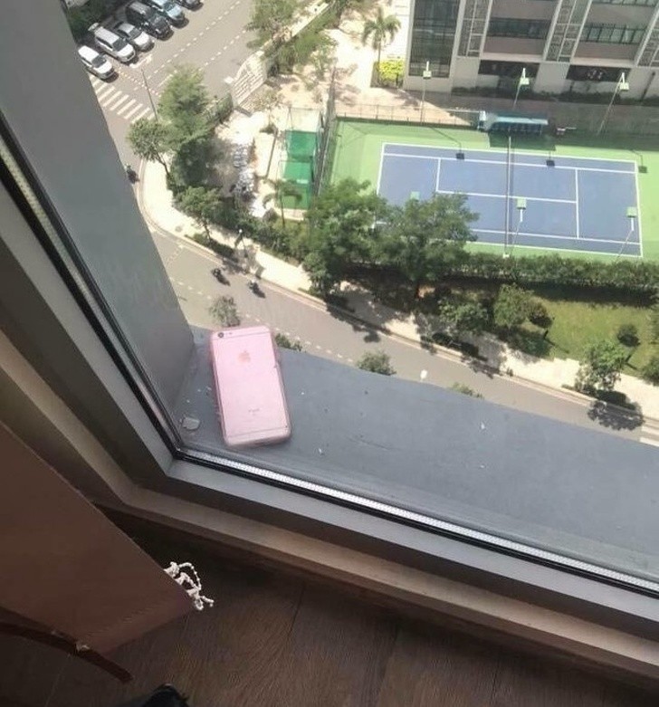 Nie wiek kto jest właścicielka i jak ten telefon się tu dostał ani jak go zabierze, bo okna w biurowcu się nie otwierają