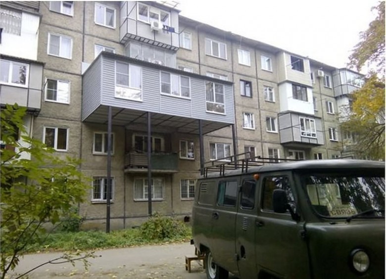 Pewnie nie lubi jak mu się zagląda na balkon