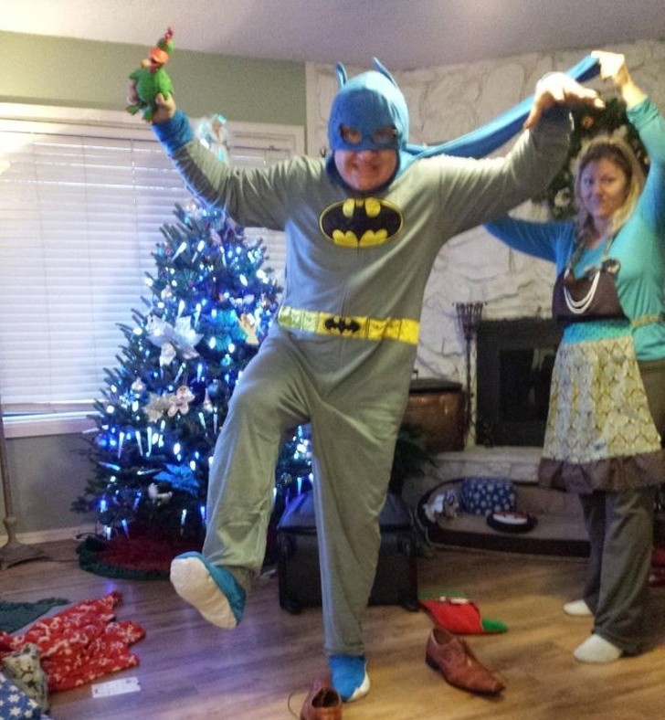 Tata jako Batman, mama trzyma mu pelerynę