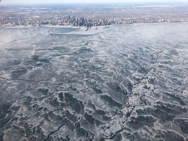 Zdjęcie Chicago z samolotu, zamarznięte jezioro Michigan