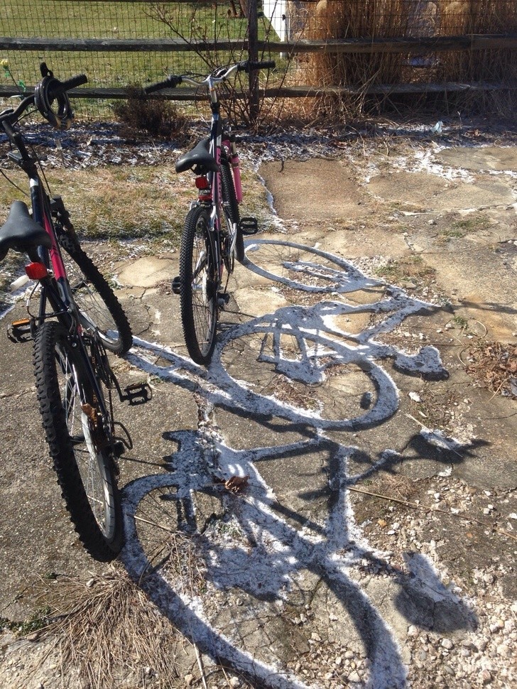 13. Słońce stopiła śnieg wszędzie, oprócz w cieniu rowerów