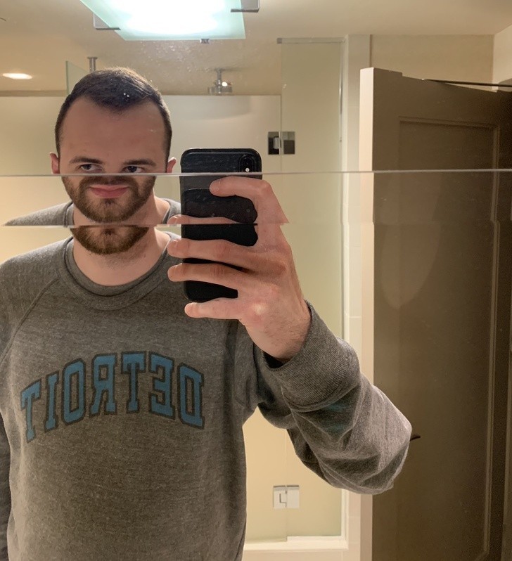 Czemu to lustro ma w sobie kolejne lustro?