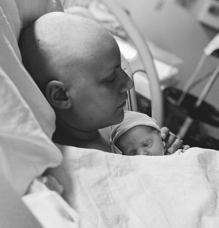 "U mojej żony będącej w siódmym miesiącu ciąży zdiagnozowano raka piersi. 7 tygodni temu rozpoczęła chemioterapię, a dziś urodziła zdrowego chłopczyka."
