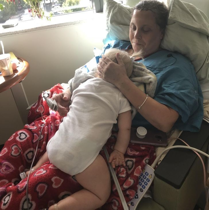 "Wnuczka przytula się do babci, u której zdiagnozowano nieuleczalnego guza mózgu."