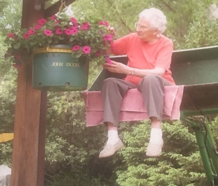 "Moja 96-letnia babcia, która wciąż mieszka samotnie i porusza się o własnych siłach. Tutaj podlewa kwiaty siedząc na łyżce traktora."