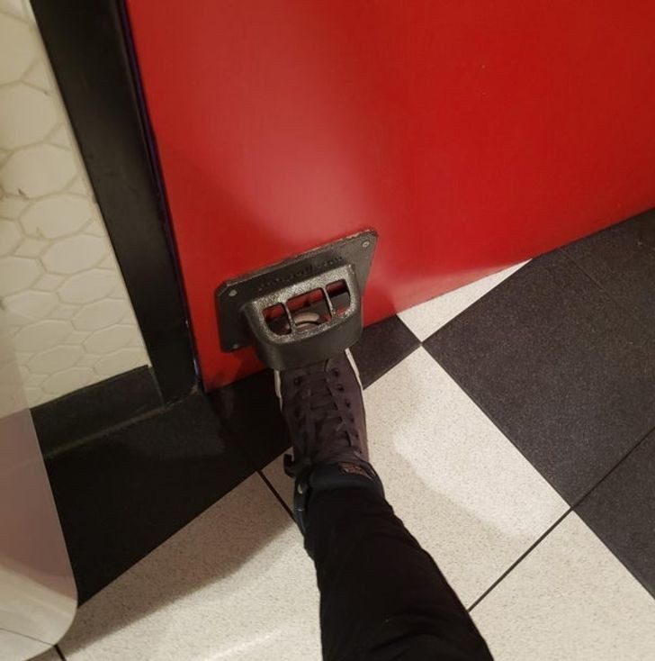 "Drzwi łazienki w restauracji, które można otworzyć nogą."