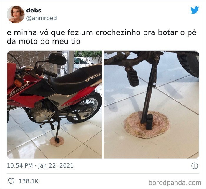 "Moja babcia zrobiła na szydełku małą matę pod nóżkę motocykla mojego wujka.