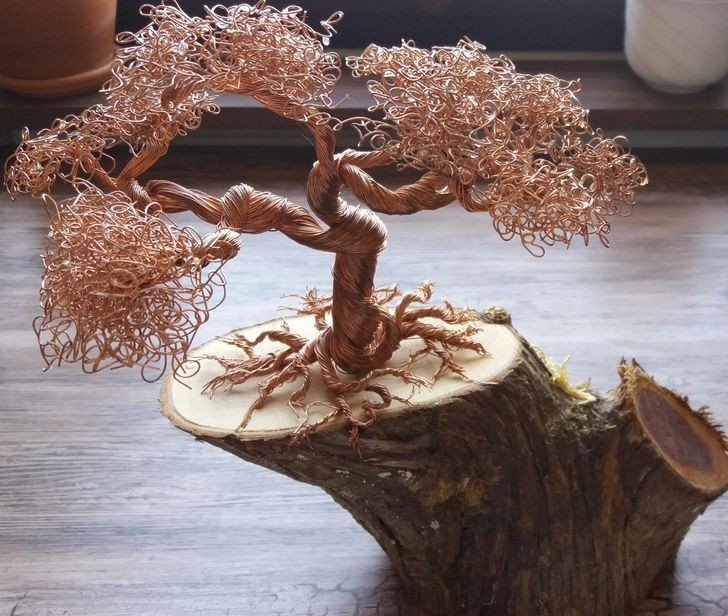 "Drzewko bonsai wykonane z miedzianych przewodów"