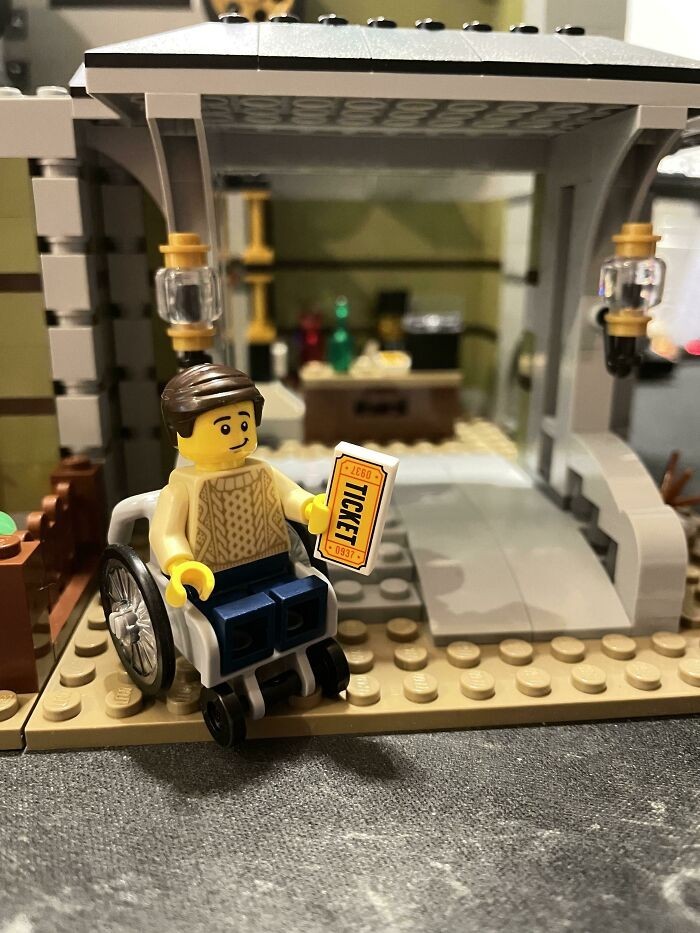 Zestaw lego z dołączoną figurką na wózku i podjazdem dla niepełnosprawnych
