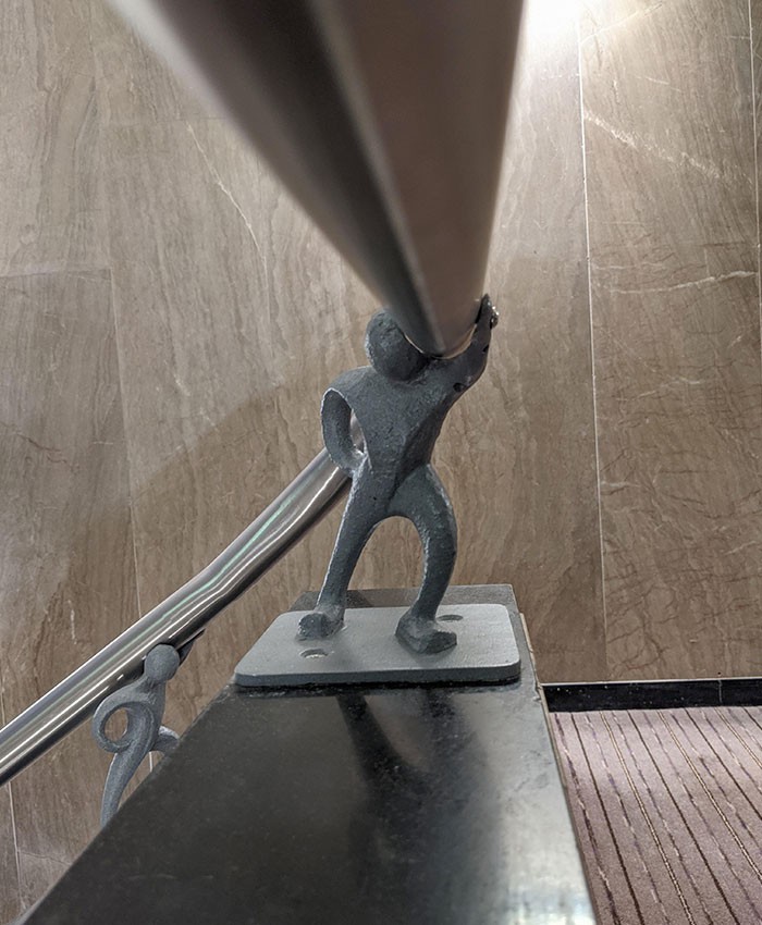 "Poręcz w moim hotelu była podtrzymywana przez metalowe ludziki."
