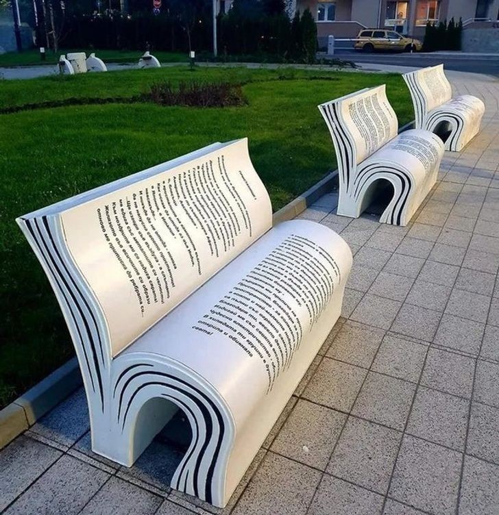 2. Ławki w Bułgarii przed biblioteką