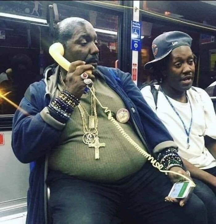 Bo gada się do słuchawki, a nie do telefonu