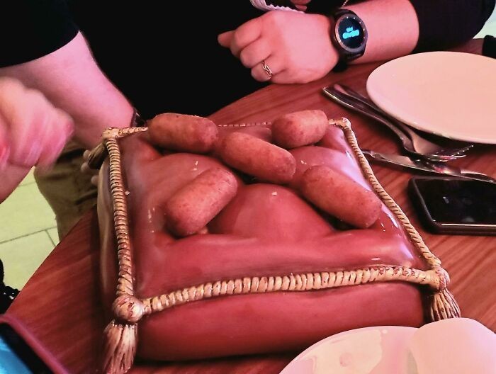 11. Corn dogi na ceramicznej poduszce