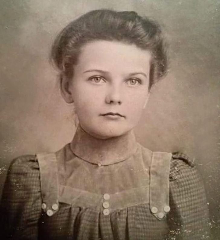 7. "Fotografia 6-letniej dziewczynki wykonana gdzieś na początku XX wieku"