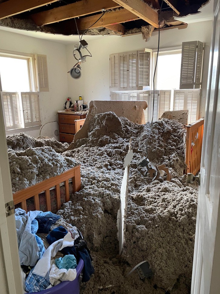 "Sufit w mojej sypialni zawalił się."