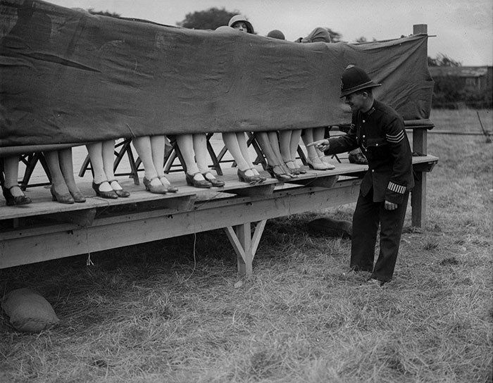 13. Policjant ocenia kostki uczestniczek konkursu piękności, 1930