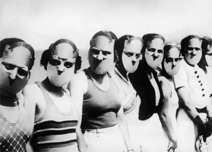 15. Uczestniczki konkursu na najpiękniejsze oczy z maskami zasłaniającymi resztę twarzy, 1930