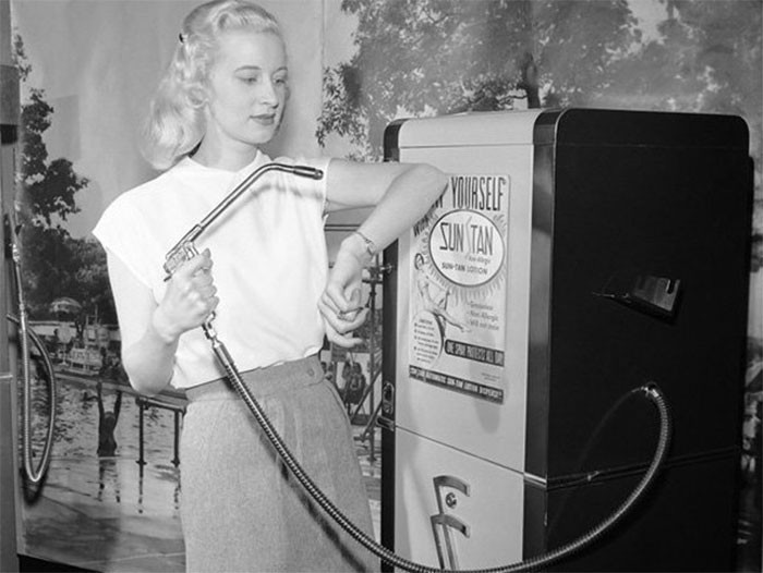 16. Kobieta korzystająca z automatu do opalania, 1949