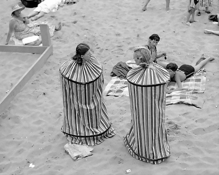 3. Rita Perchetti i Gloria Rossi testują nowe przenośne przebieralnie po opalaniu na Coney Island Beach, 1938