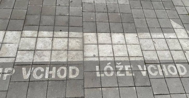 9. "Ta strzałka jest równa."