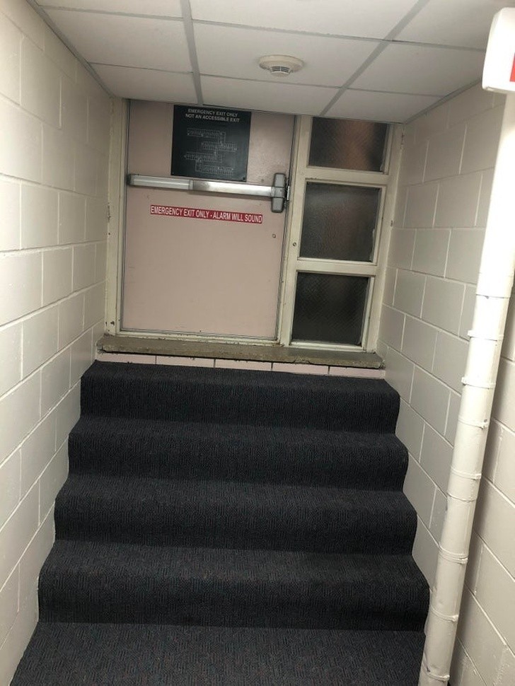 10. "Dveře na mé univerzitě jsou 'proříznuté' skrz strop."