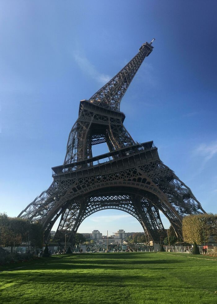 1. "Snažil jsem se vyfotit panoramatickou fotku Eiffelovy věže. Dopadlo to překvapivě dobře."